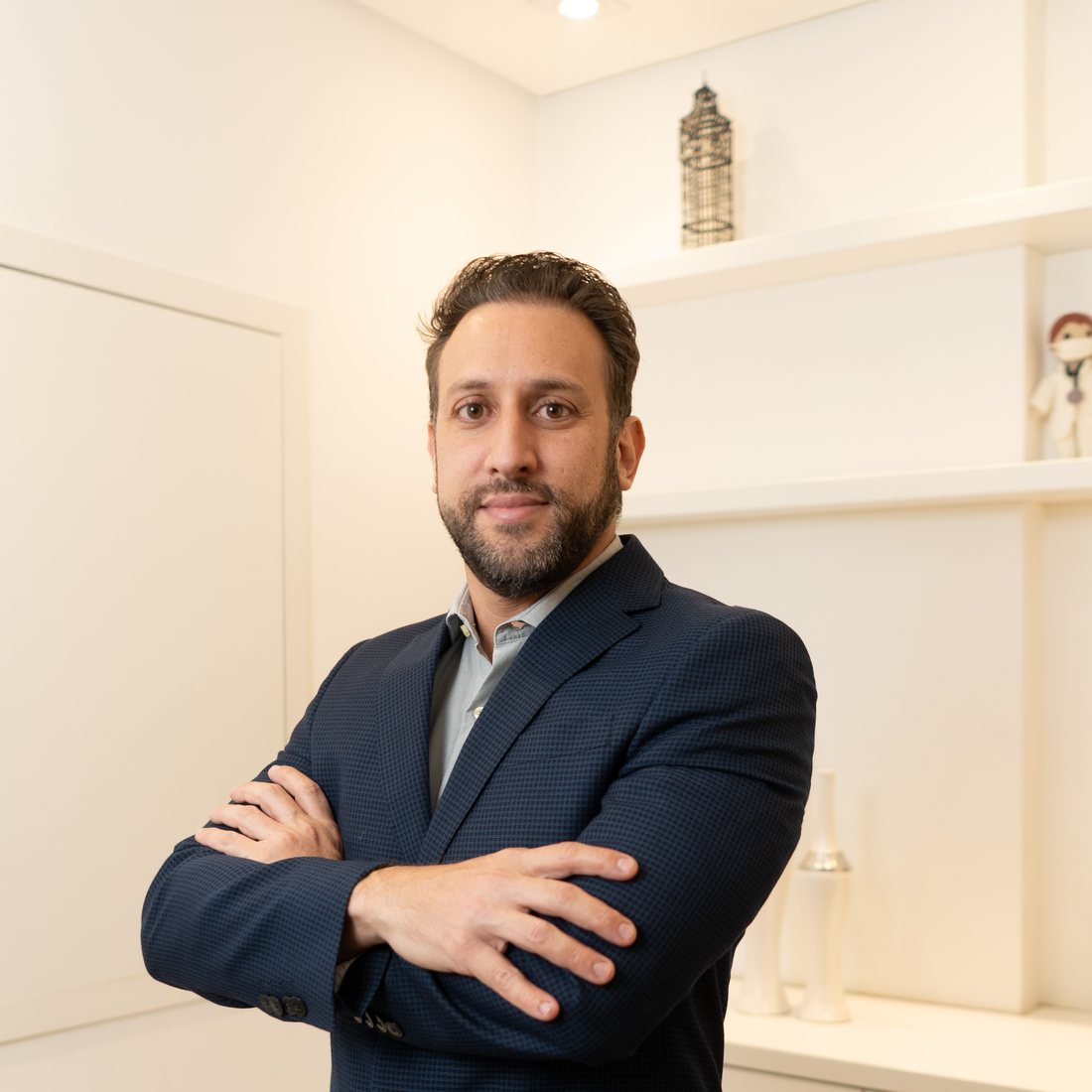 Dr. Angelo Scaldini em seu consultório em Votorantim, região de Sorocaba