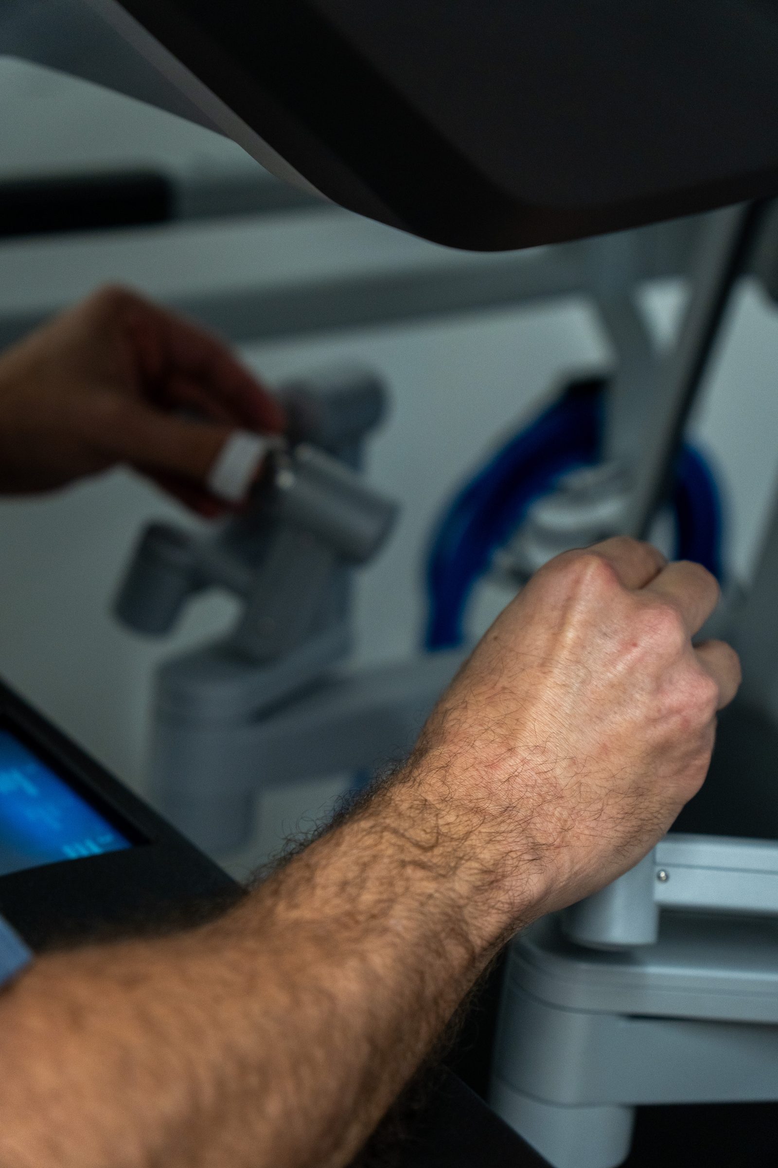 Dr. Angelo Scaldini operando no console da plataforma de cirurgia robótica